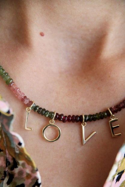 ALL YOU NEED IS LOVE I PERLENKETTE mit vergoldeten Initialen