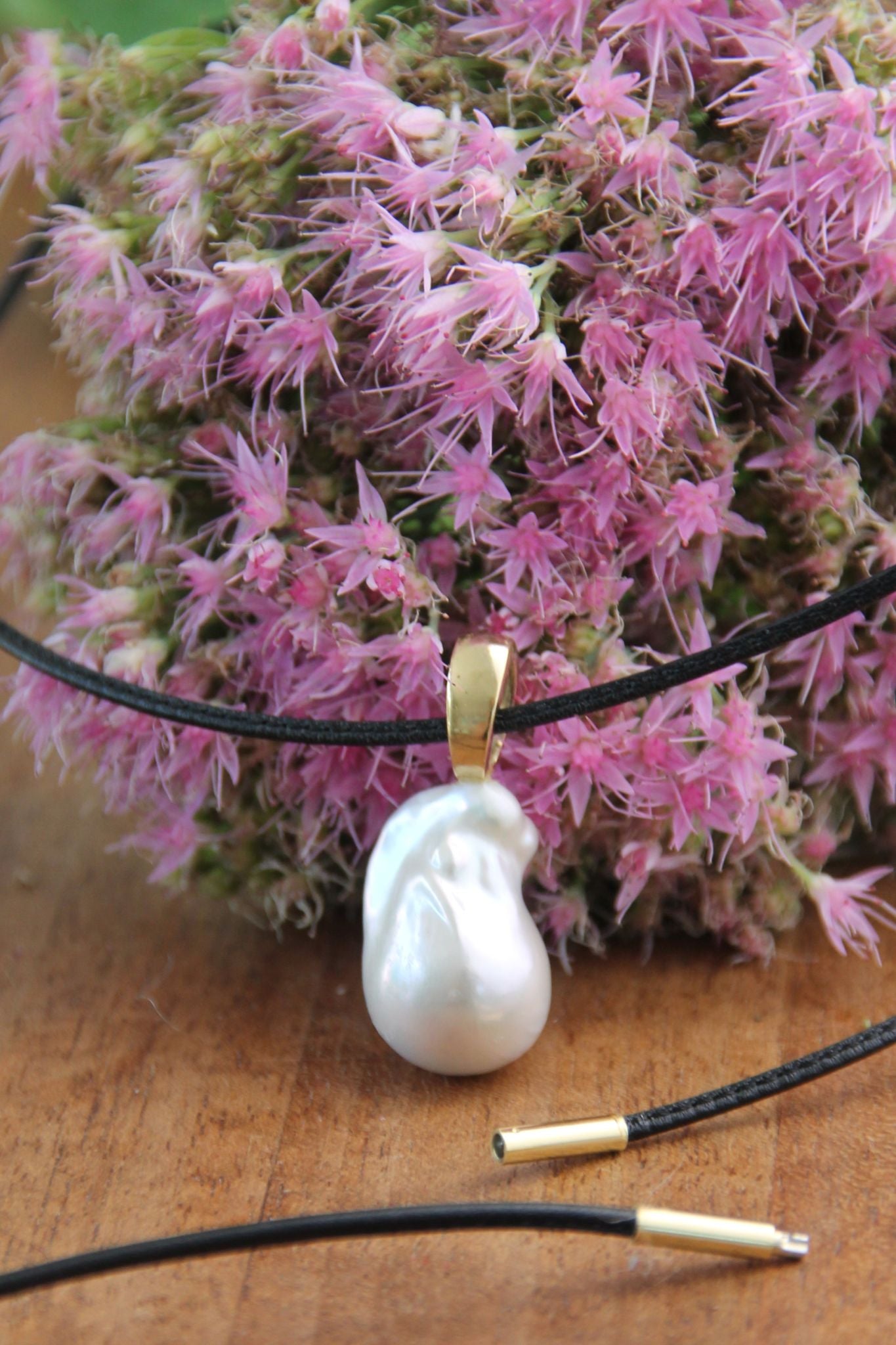 STITCHED LEATHER I Verstellbares Halsband mit Süsswasserperle als Anhänger