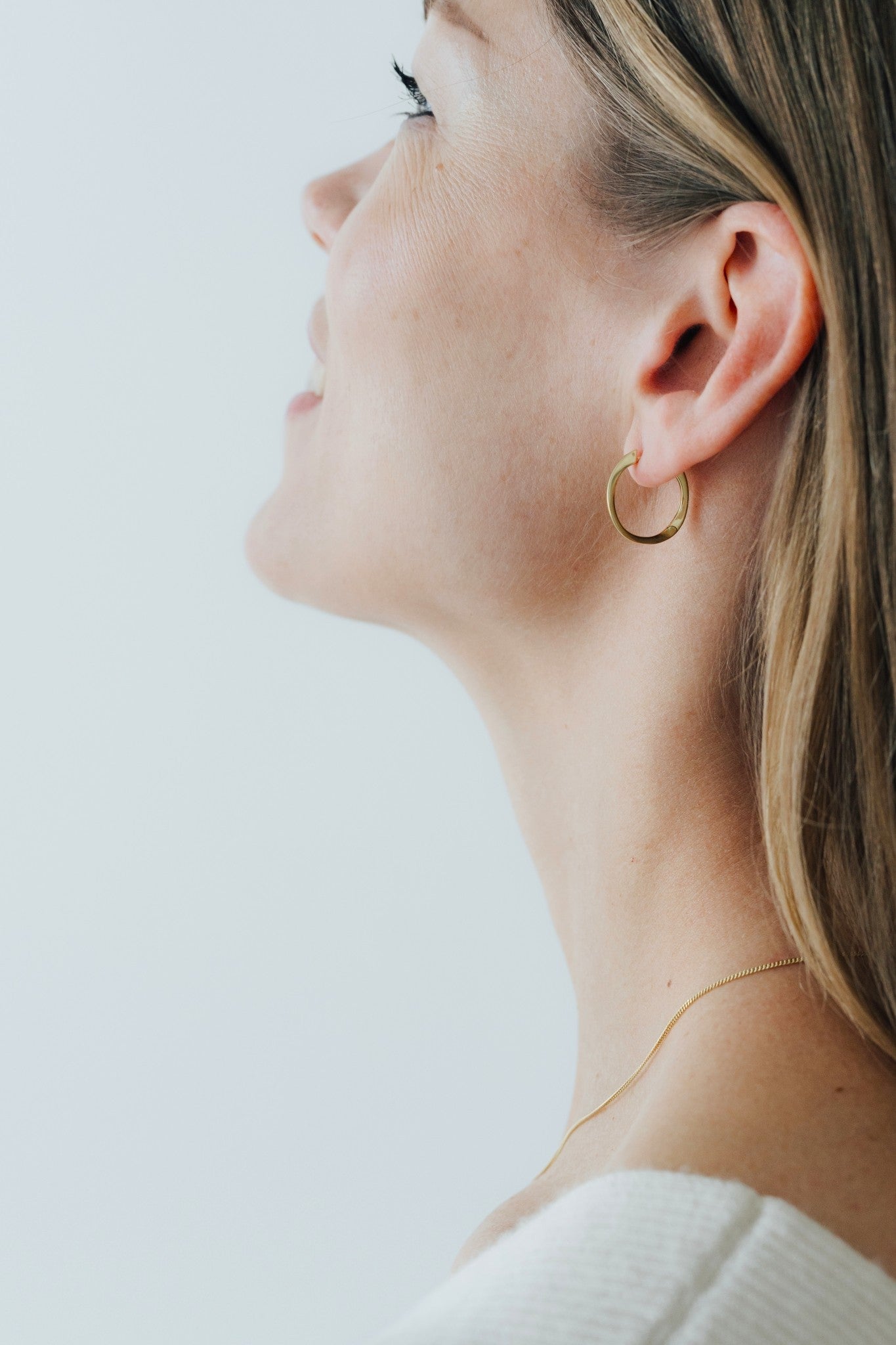 THIN TWISTED HOOP SMALL I CREOLE gedreht