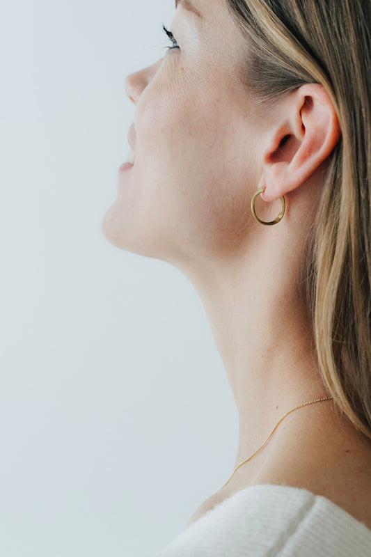 THIN TWISTED HOOP SMALL I CREOLE gedreht