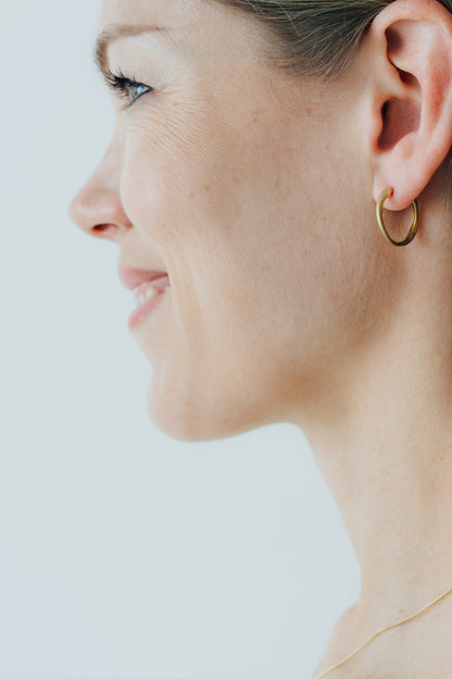 THIN TWISTED HOOP SMALL I CREOLE gedreht