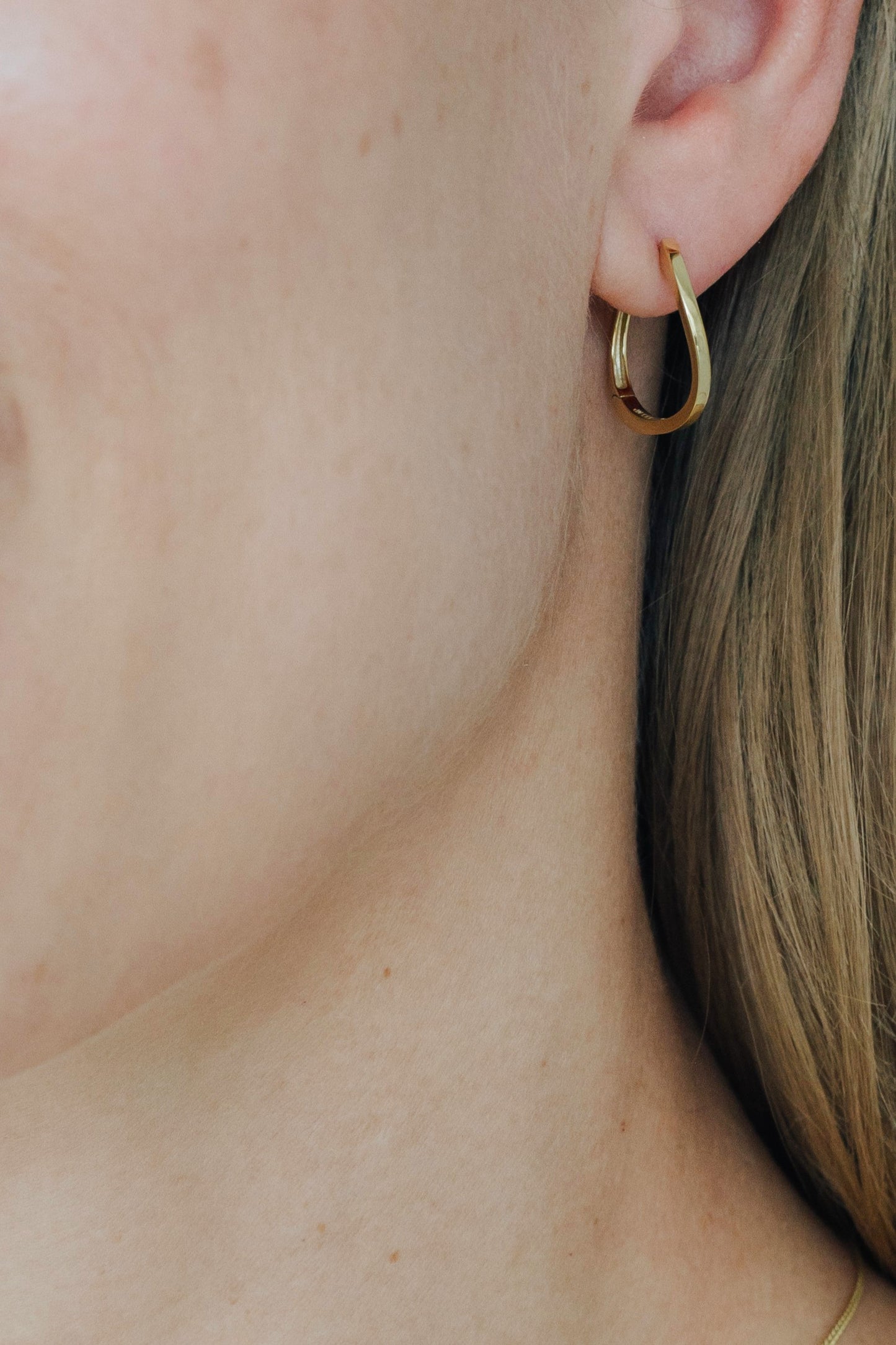 THIN TWISTED HOOP SMALL I CREOLE gedreht
