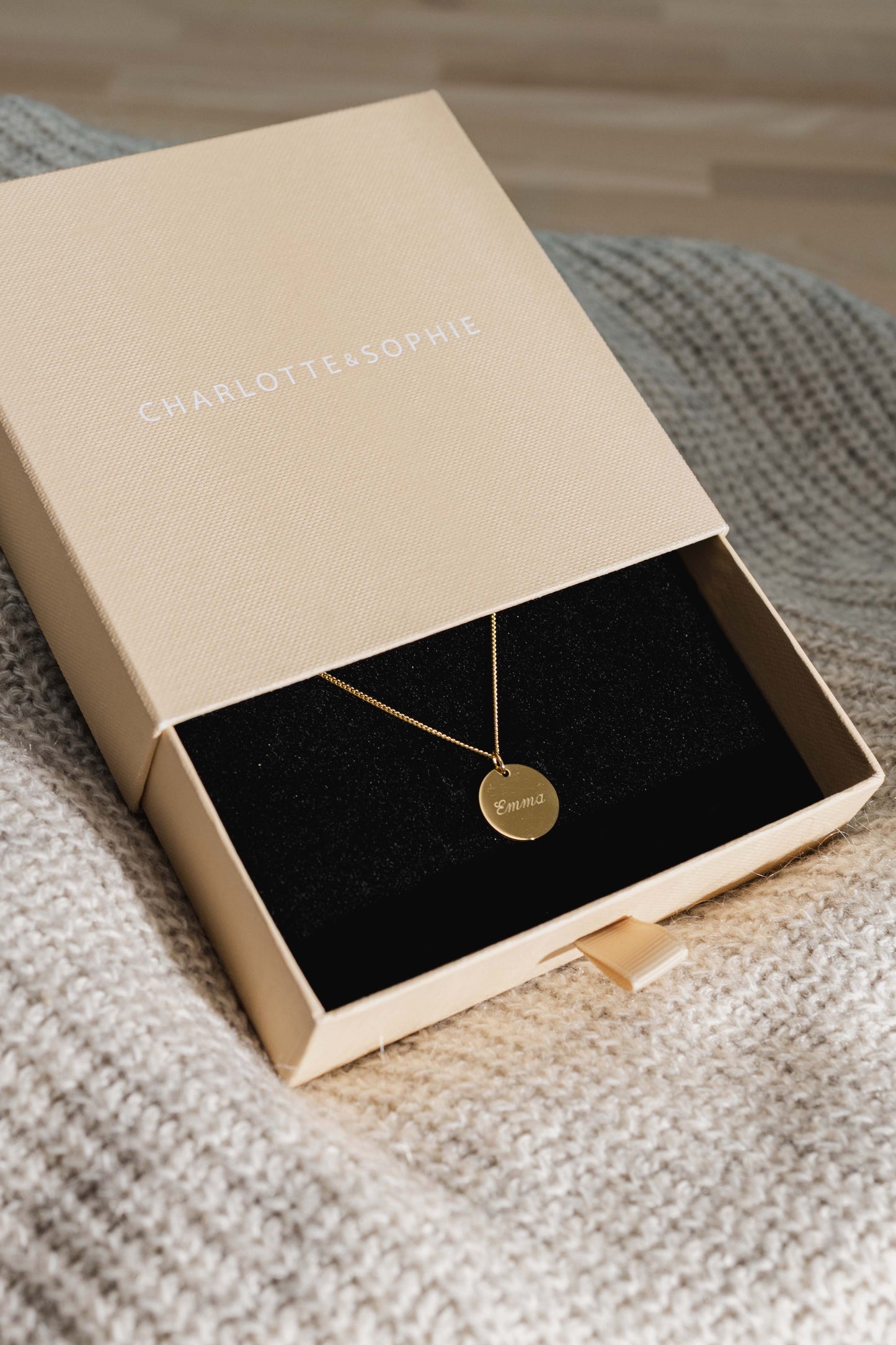 GRACE I KETTE 8K GOLD Lang, filigran mit großem Plättchen in 16 mm