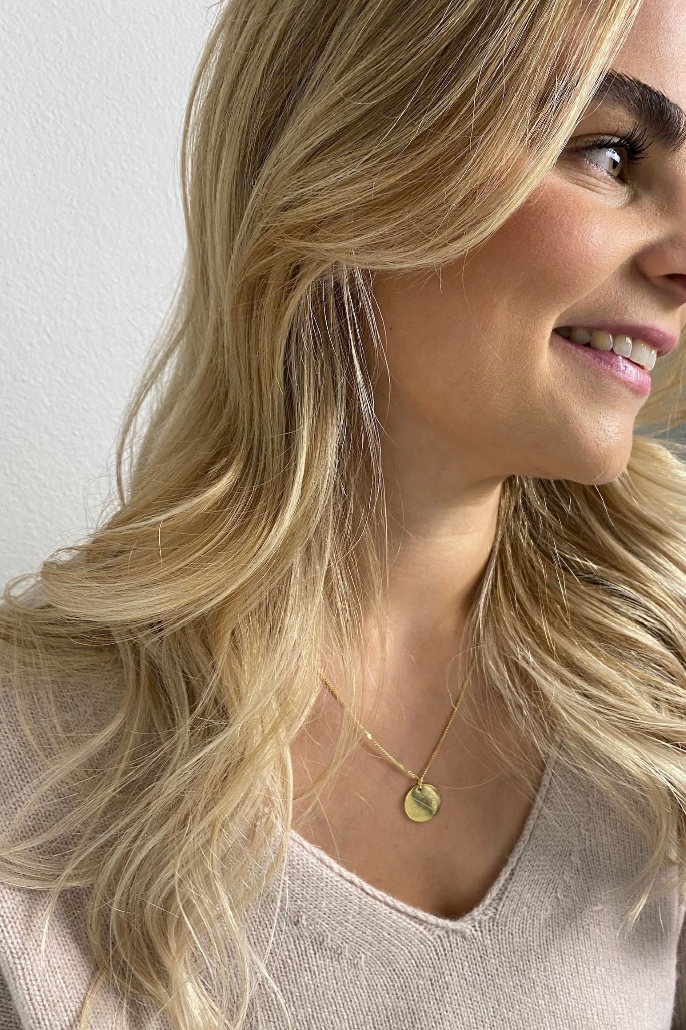 GRACE I KETTE 8K GOLD Lang, filigran mit großem Plättchen in 16 mm