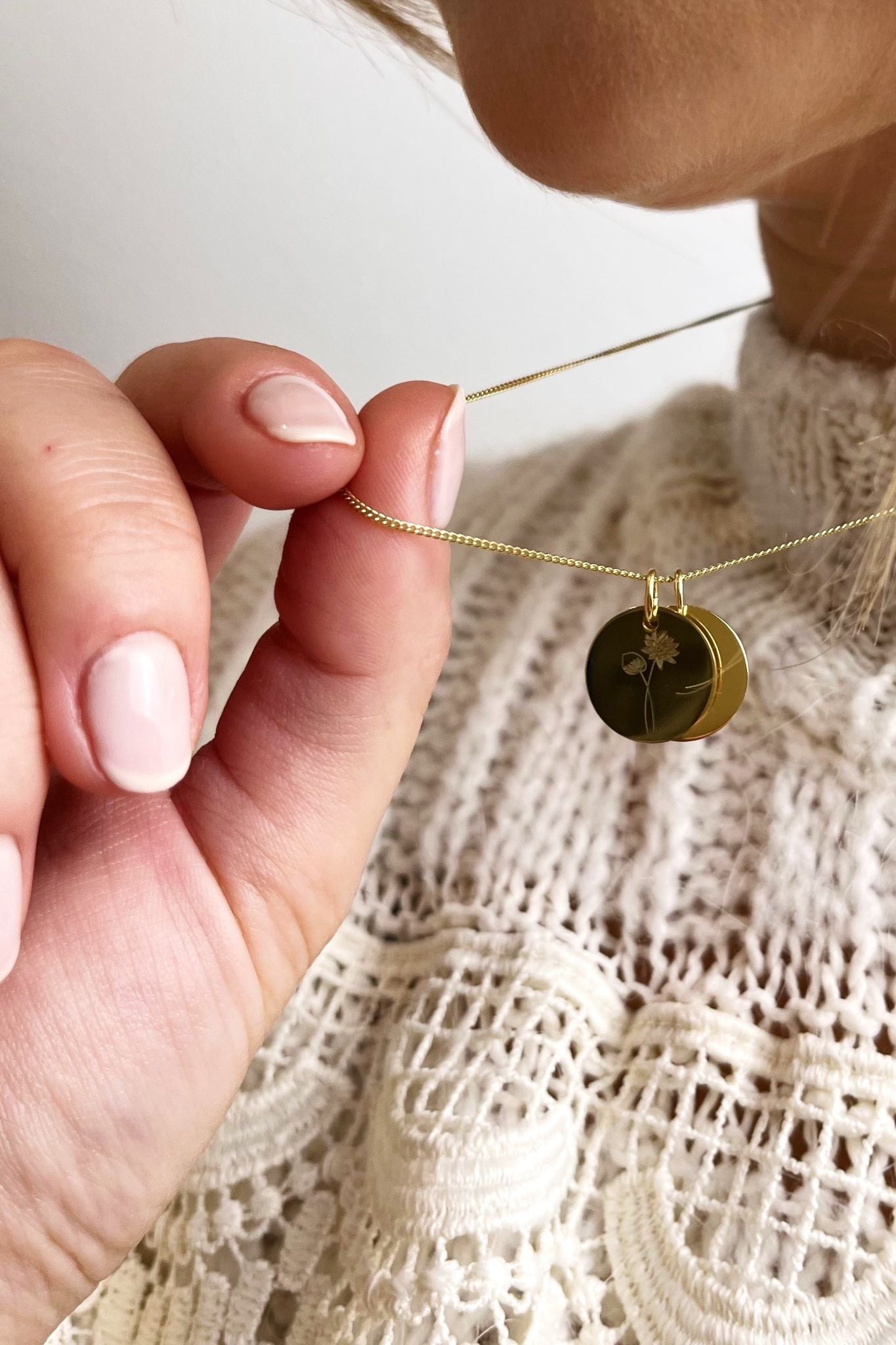 blooming GLOW I KETTE 8K GOLD MIT GEBURTSBLUME Kurz, filigran mit mittelgroßem Plättchen in 14 mm