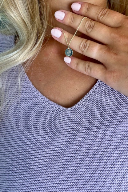 blooming KIND I KETTE 8K GOLD MIT GEBURTSBLUME Kurz, filigran mit kleinem Plättchen in 10 mm