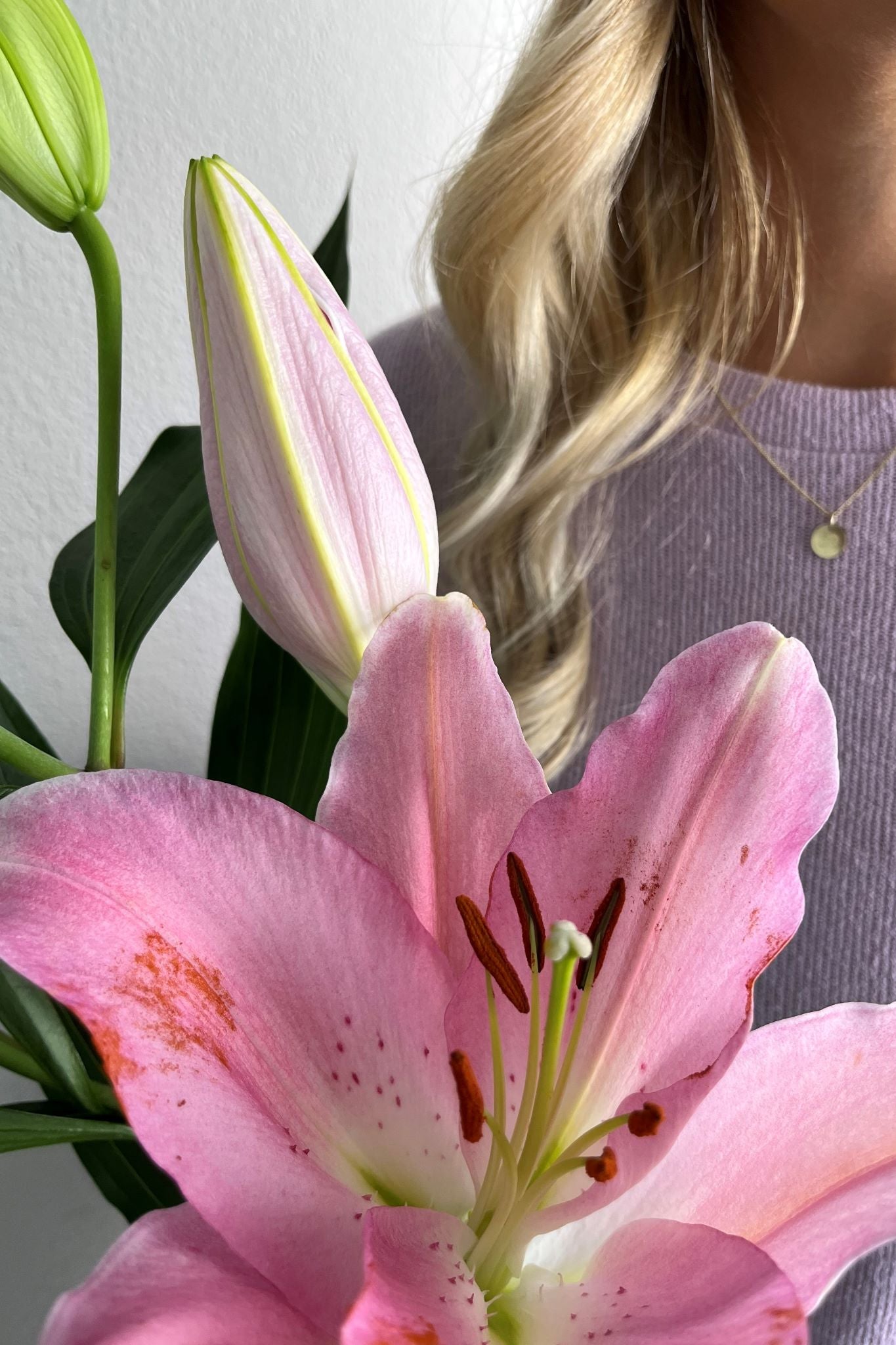 blooming KIND I KETTE 8K GOLD MIT GEBURTSBLUME Kurz, filigran mit kleinem Plättchen in 10 mm