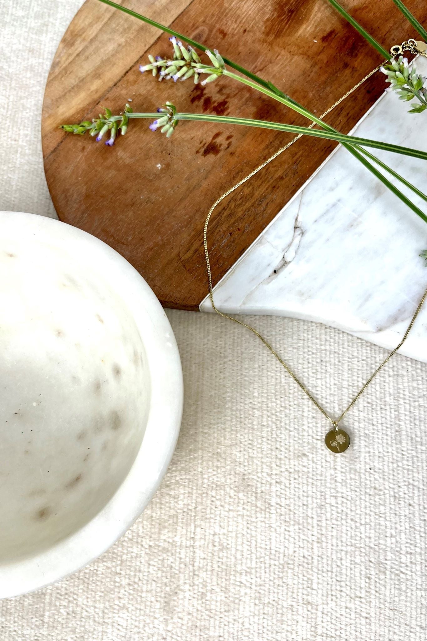 blooming KIND I KETTE 8K GOLD MIT GEBURTSBLUME Kurz, filigran mit kleinem Plättchen in 10 mm